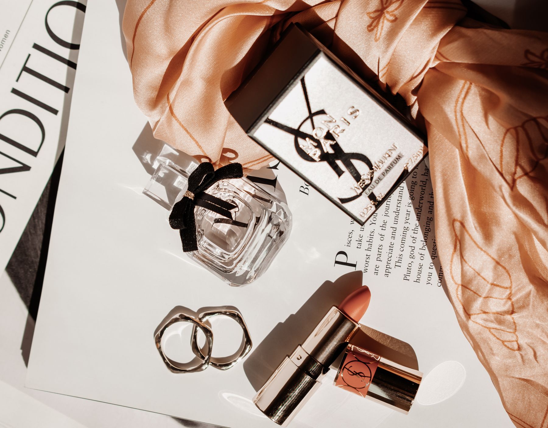 Luxuriöses Stillleben mit Beauty-Produkten in warmem Licht